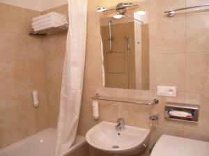 e bagno con lavandino, servizi igienici e doccia. di Elegant Apartment Miletičova, Free Parking a Bratislava