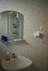 Koupelna v ubytování Főnix Hotel