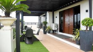 uma sala com um pátio com cadeiras e plantas em Sebastien Hotel em Mactan