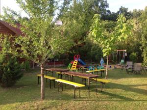 un parque con mesa de picnic y parque infantil en Relax Apartman en Hajdúszoboszló