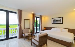 ein Schlafzimmer mit einem großen Bett und einem Balkon in der Unterkunft Terrace Villa Hoi An in Hoi An