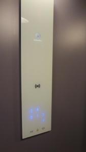 un espejo en una pared con un control remoto en La trifula bianca apts. en Alba
