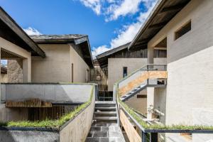 香格里拉香格里拉言意客栈的通往有草的建筑的楼梯