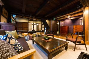uma sala de estar com um sofá e uma mesa em Temple Hotel Takayama Zenkoji em Takayama