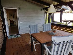 einen Holztisch und Stühle auf einer Terrasse in der Unterkunft Ferienapartment MIA in Fritzlar