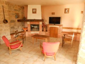 sala de estar con chimenea y TV en La Jasse De Blayac, en Roquefort-sur-Soulzon