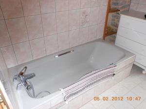 y baño con bañera y grifo. en La Jasse De Blayac, en Roquefort-sur-Soulzon