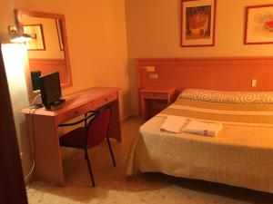 Postel nebo postele na pokoji v ubytování Hostal Carlos III