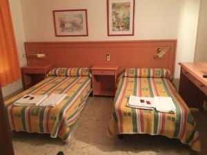 Postel nebo postele na pokoji v ubytování Hostal Carlos III