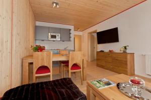 a kitchen and living room with a table and chairs at Fewo-Kerschbaum in Bad Windsheim