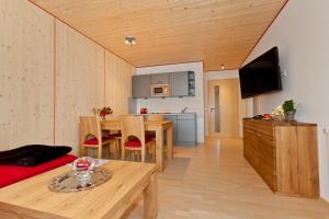 a living room with a table and a kitchen at Fewo-Kerschbaum in Bad Windsheim