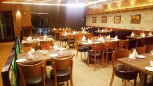 Restaurace v ubytování Pinnacle by Click Hotels, Lucknow