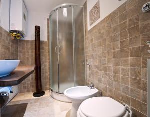 een badkamer met een douche, een toilet en een wastafel bij Locazioni Turistiche - Tourist Accomodations - via Schizzaloca 20 - già Residenze Villa Lante in Viterbo