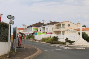 an empty street in a town with houses at Au Petit Bonheur in La Tranche-sur-Mer