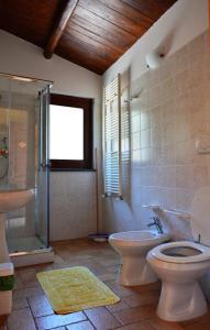 łazienka z toaletą, prysznicem i umywalką w obiekcie Agriturismo E Turre w mieście Serrastretta