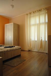 ロンデク・ズドルイにあるCztery pory rokuのベッドルーム1室(ベッド1台、大きな窓付)