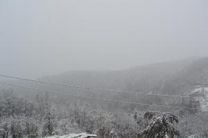 Serrastretta的住宿－Agriturismo E Turre，雪覆盖的山,有电源线