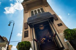 un edificio alto con una puerta a una tienda en HT6 Hotel Roma, en Roma