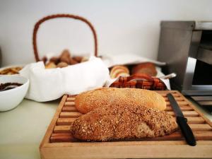 dois pães numa tábua de cortar numa mesa em Patmos Paradise Hotel em Kámbos