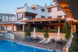 Bazén v ubytování Alhanda Apartahotel nebo v jeho okolí