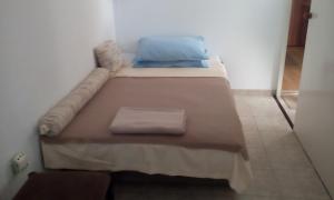 Bett in einer Ecke eines Zimmers in der Unterkunft Apartment Neo in Crikvenica