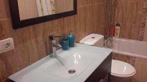 un bagno con un lavandino bianco e un water di Beautiful Apartment Hercules a Costa Del Silencio