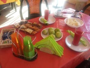 uma mesa com uma toalha de mesa vermelha com comida em Tenuta Il Papavero Rosso em Maglie