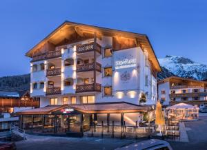 un hotel en medio de un estacionamiento en Hotel des Alpes, en Samnaun