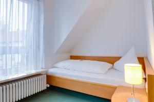 Postel nebo postele na pokoji v ubytování Central Hotel Friedrichshafen