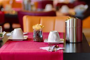 Příslušenství pro přípravu čaje a kávy v ubytování Central Hotel Friedrichshafen