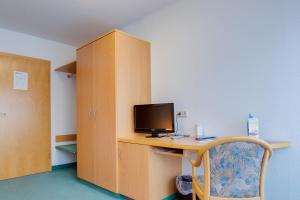 TV a/nebo společenská místnost v ubytování Central Hotel Friedrichshafen