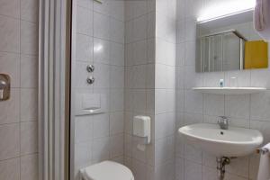 Een badkamer bij Central Hotel Friedrichshafen