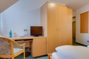 Postel nebo postele na pokoji v ubytování Central Hotel Friedrichshafen