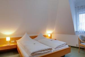 Postel nebo postele na pokoji v ubytování Central Hotel Friedrichshafen