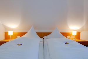 Postel nebo postele na pokoji v ubytování Central Hotel Friedrichshafen