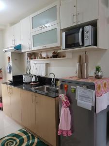 a small kitchen with a sink and a refrigerator at Cool Escape at Tagaytay in Tagaytay