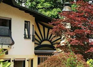 ein Gebäude mit einer Uhr auf der Seite in der Unterkunft Park Ambiente Friedberg in Friedberg