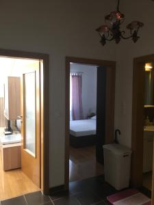 Habitación con dormitorio con cama y espejo. en Apartment Nesrine, en Bihać
