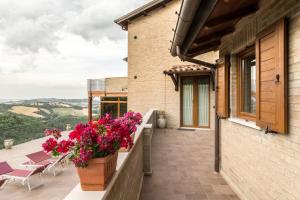 Balcony o terrace sa Colleverde Country House & SPA Urbino