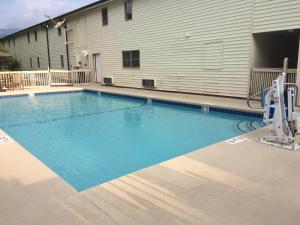 Best Western Mountainbrook Inn Maggie Valley tesisinde veya buraya yakın yüzme havuzu