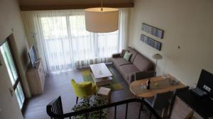 a living room with a couch and a table at Ferienhaus Dreilinge in Cochem