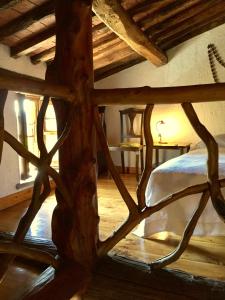 MillesimoにあるB&B Arberiのベッドルーム1室(ベッド1台、木付)