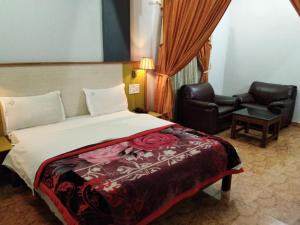 Een bed of bedden in een kamer bij Hotel GGT Grand