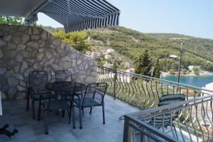 patio con mesa y sillas en el balcón en Apartment Ivona, en Stomorska