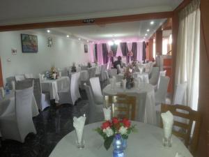 North Addis Hotel tesisinde bir restoran veya yemek mekanı