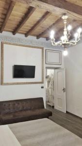 トリノにあるSavoia Aptのリビングルーム(ソファ、壁掛けテレビ付)
