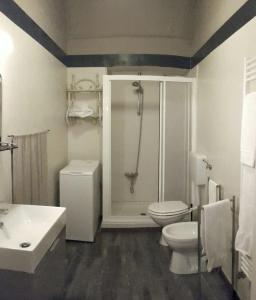 トリノにあるSavoia Aptのバスルーム(シャワー、トイレ、シンク付)