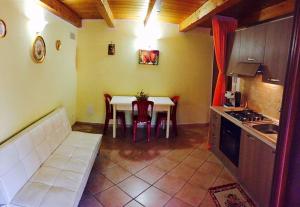 A kitchen or kitchenette at Villa Orizzonte