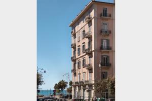 un edificio alto con balcones a un lado. en A Casa di Adri, en Salerno