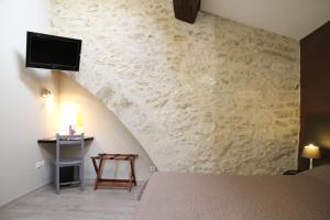 TV a/nebo společenská místnost v ubytování Hotel Saint Germain